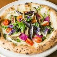 奈良の新鮮な野菜を使ったピッツァです。何度も試行錯誤を繰り返し完成した生地と野菜の黄金比。香りや食感を贅沢に感じられます。