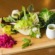 当店では奈良県生駒市にある「ひらひら農園」でこだわって生産された野菜が沢山使われています。彩り豊かな野菜が持つそれぞれの個性を感じられるお料理色々。