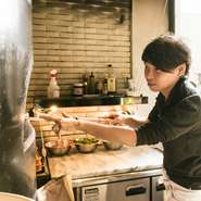 お客様との距離を大切にし、「思い」を感じ取る努力をしています。新作メニューへの感想や、何が欲しかったのかなど求められるニーズをできる限り反映。気持ちよく笑顔で帰宅できるひとときを目指しています。