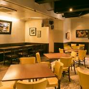 団体のお客様や宴席にも最適な広い店内。テーブルアレンジも柔軟に対応しています。また、料理との相性がよいワインも豊富。コース料理ならば、飲み放題もプラスすることが可能です。