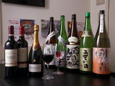 醸造酒にこだわり、厳選した日本酒とワインが用意されている