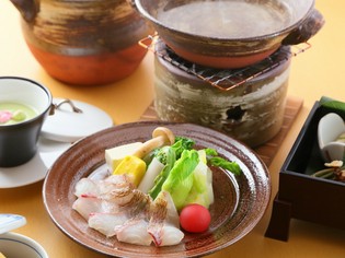 日本ならではの四季を表現した『季節の小鍋、桜鯛』