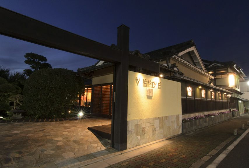 重厚な雰囲気の邸宅レストランで、思い出に残る素敵な宴席