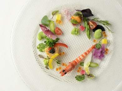 盛り付けにもこだわった華やかな料理を囲んで家族の団欒