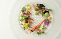 見た目の華やかさを大切に、季節の魚介、野菜をそれぞれの食材に合わせて料理し、味にもこだわった自慢の一品。ホタテの貝柱、サイマキエビ、本マグロなど、厳選素材を味わえます。