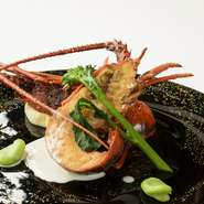 三重県尾鷲産の伊勢海老をシンプルに焼きあげた、素材そのものの味を楽しめる逸品。あっさり軽めの白ワインのクリームソースでいただきます。