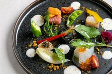 ご予約に合わせて厳選素材をご用意。メインディッシュを一皿選択できる量よりも質を重視したコース。