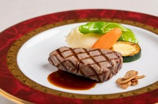 アワビのステーキや黒毛和牛ロース肉など高級食材をお愉しみいただけるコース。