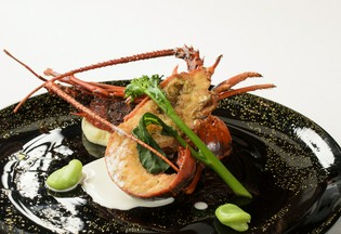 素材本来の味を大切に調理した『尾鷺産伊勢海老のグリエ』