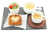 季節の素材を味わう、贅沢なひととき。
サクッと香ばしい米粉生地に、季節の野菜や具材をたっぷり詰め込んだ自家製キッシュ。
お好きなドリンクとご一緒に、心も体も満たされるランチタイムをどうぞ。