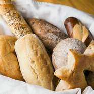 オリジナルのレシピで作ってもらっています。ドイツやオーストリアではお馴染みのカイザーゼンメルやクルミを入れた甘みのあるパンなどを用意。食べるかどうか聞いてから、おすすめのパンを出してくれます。