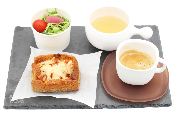 Bộ bánh quiche, súp và đồ uống tốt cho sức khỏe