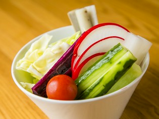 串揚げで出す6種類のソースで食べる『野菜盛り』