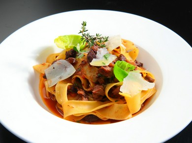 料理にあわせワインを厳選。料理との上質な相性が感じられる