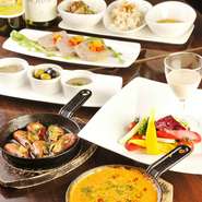宴会に最適なコース料理があります。大皿料理をみんなで取り分けながらワイワイとにぎやかにパーティーを。前菜やパスタ、メインとサラダとパン食べ放題、デザートまで付いたお得なコースがおすすめです。