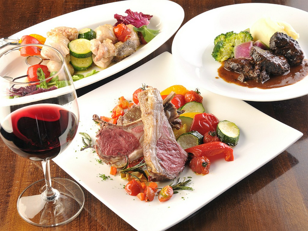 まずは見た目で楽しんで。彩りよく並んだ季節の素材が満載