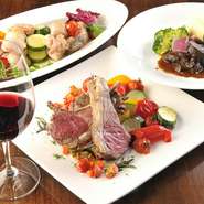 ボリュームがあり、自分でもとても大好きな一皿。お肉を焼くときは火の入れ方にこだわって、旨味を逃がさずジューシーに焼き上げます。付け合わせのピクルスやソースも自家製。香草と一緒に味わってください。