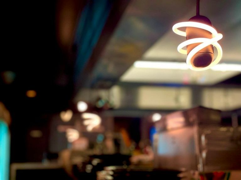 柔らかな灯りに包まれる夜。オシャレな空間で楽しむ贅沢な乾杯。