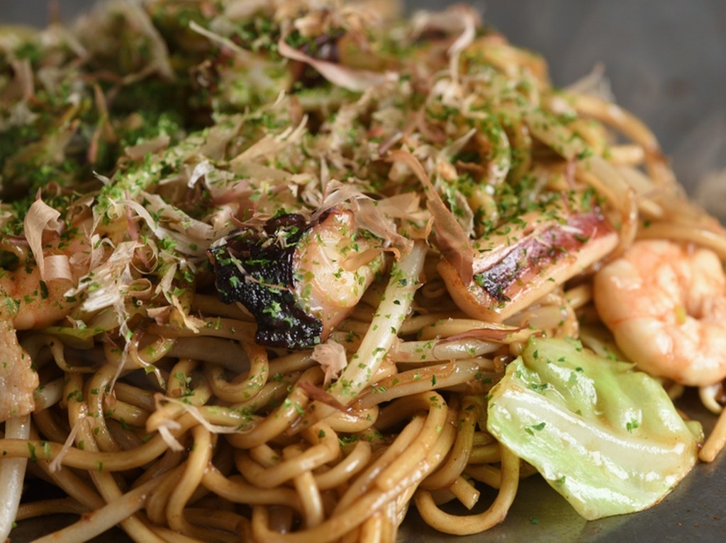 麺もソースもオリジナル。甘さを抑えたあっさり味が大人にも子どもにも人気の『ミックス焼そば』