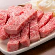 宮崎県産をはじめとした国産黒毛和牛のみ使用。肉本来の旨み、甘みを堪能できる上質のリブロースです。厚切りにカットしてますのでステーキ感覚でお好みの焼き加減でお召し上がりください。