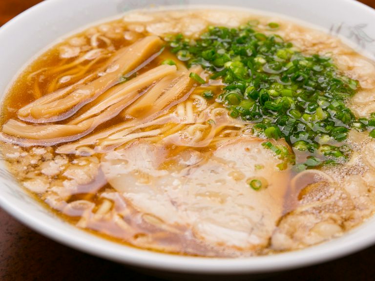 鶏ガラ醤油ベースの『ラーメン』。元食堂だからこそできる本格的な味わいです