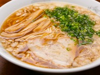 鶏ガラ醤油ベースの『ラーメン』。元食堂だからこそできる本格的な味わいです