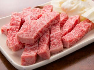 心をこめて手切りし、特製の味噌ダレで漬け込んだ『牛ロース』