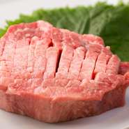 創業20年以上になる食肉卸の名店が厳選する、上質な肉を存分に味わえます。ブランドにこだわるのではなく、その日入荷した和牛の中から上質な物を選択。写真の『厚切り牛タンステーキ』はその厚みに驚くはず。