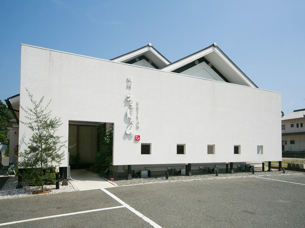 大きな白い壁が、とても爽やかな印象の外観