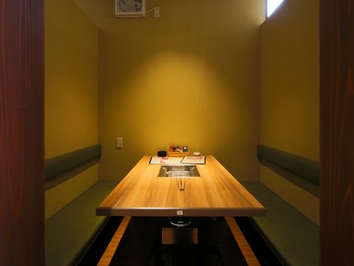 落ち着いた色調の寛げる空間で、ゆっくりと