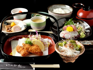 料理の品揃えが多彩。老若男女誰が行っても好みの料理が見つかる