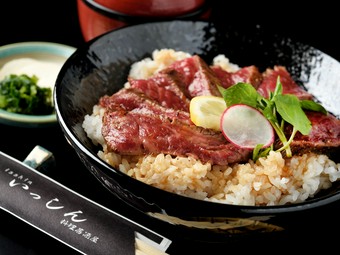 自家製のタレが、地元特産牛肉の旨さを引き立てる『松阪牛ステーキ丼』