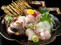 毎日の仕入れでその中身が変わる『お造り盛り合わせ』。そのシンプルさゆえに、伊勢で水揚げされる魚の新鮮さが、その味と食感がみごとに表れています。お店を訪れたら、ぜひ味わいたい一皿です。
