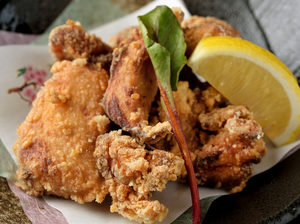 臭みがなく脂肪の少ない地元ブランド鶏を自家製タレで味付た『伊勢赤鶏唐揚げ』