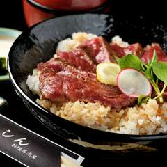 自家製のタレが、地元特産牛肉の旨さを引き立てる『松阪牛ステーキ丼』