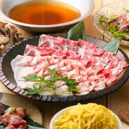 寒い季節には鍋料理がおススメ。【RICO IBERICO KOBE】と言ったらイベリコ豚ですから、当然お鍋の具材には最高品質のイベリコ豚が並びます。お寿司やサラダなど盛りだくさんのコースです。