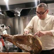 スペイン産のイベリコ豚にはこだわっています。イベリコ豚と言っても、「ドングリを食べて育った豚」として有名な、全体の数パーセントしかいない「ベジョータ」と呼ぶ最高ランクの肉を使っています。