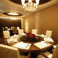 会社や接待などさまざまな宴席に利用できる4つの個室。さらに別フロアには90名ほどの宴会にも利用できるスペースも完備しています。企業同士の交流会や謝恩会、記念式典など多種多様な会に最適。