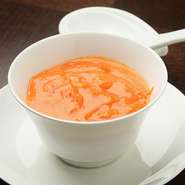 美しい淡いピンク色とフワッとしたとろみが絶品『蟹の玉子入りふかひれスープ』