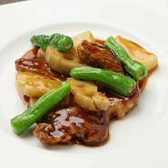 芳醇な旨味のある豚肉と上質な酸味が絡み合う『鎮江黒酢酢豚』