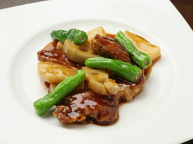 芳醇な旨味のある豚肉と上質な酸味が絡み合う『鎮江黒酢酢豚』