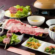 厳選されたお肉とお酒で楽しい時間をご提供します。飲み放題付きのコースは5000円からご用意しております。