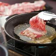 KAZUは今年も忘年会のご予約を承ります！
税込み5500円で名物焼きすきと飲み放題をご提供いたします！
ぜひお早めにご予約ください！