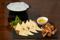 ハイジのチーズといわれるラクレットをトーストにくるんで