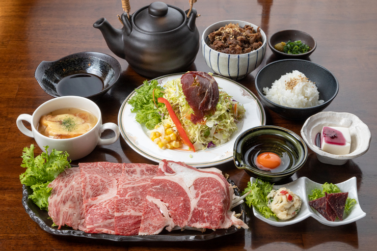 [Rekomendasi] Hidangan Yakisuki dengan hitsumabushi daging sapi! Termasuk minuman sepuasnya selama 90 menit