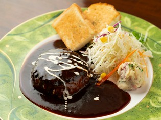 お肉好きにはたまらない風味豊かで美味しい『牛肉ハンバーグ』