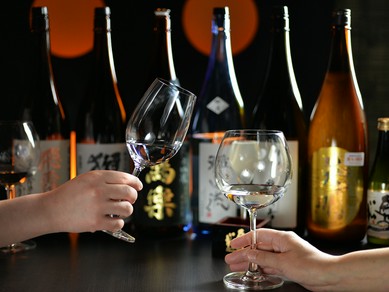 厳選された全国の日本酒を、ワイングラスで
