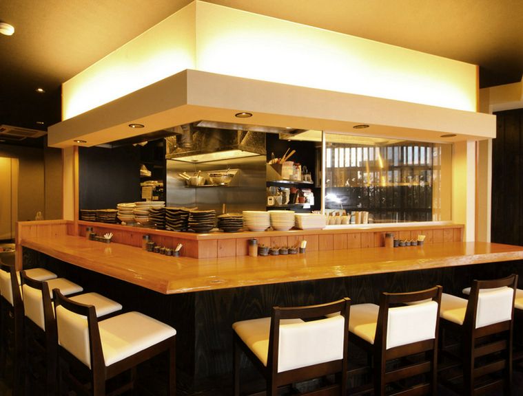 こんがりと焼けていく鶏を見て盛り上がる、カウンター席デート