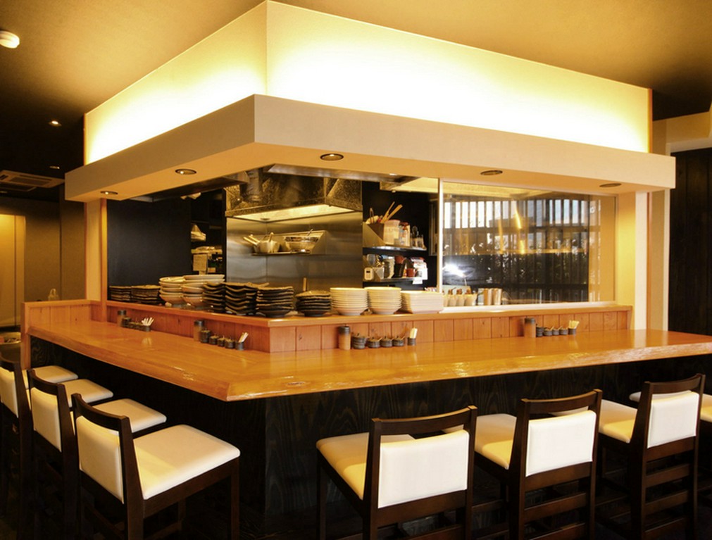 こんがりと焼けていく鶏を見て盛り上がる、カウンター席デート