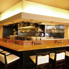 こんがりと焼けていく鶏を見て盛り上がる、カウンター席デート